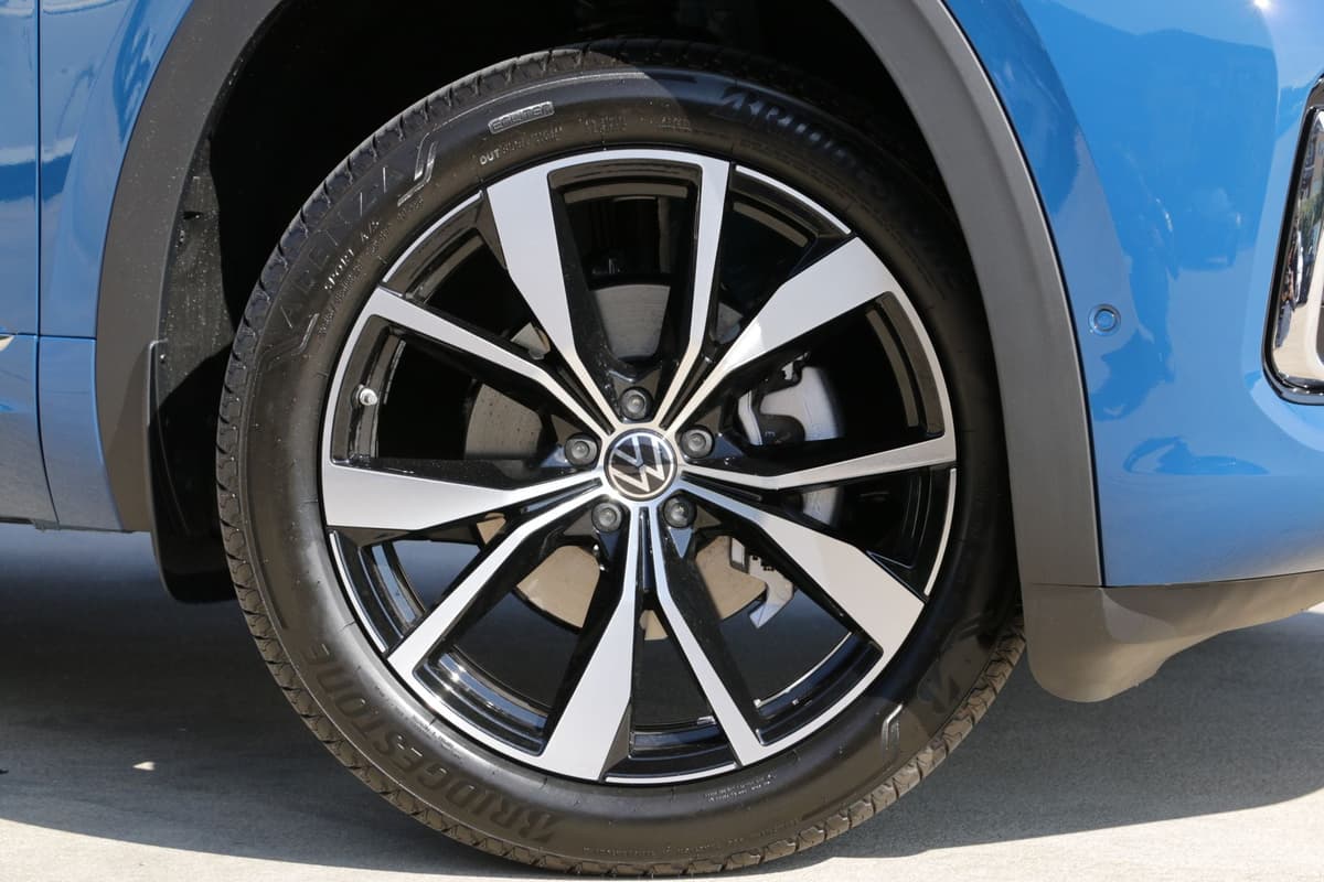 2026 Volkswagen Atlas Cross Sport - Image 2