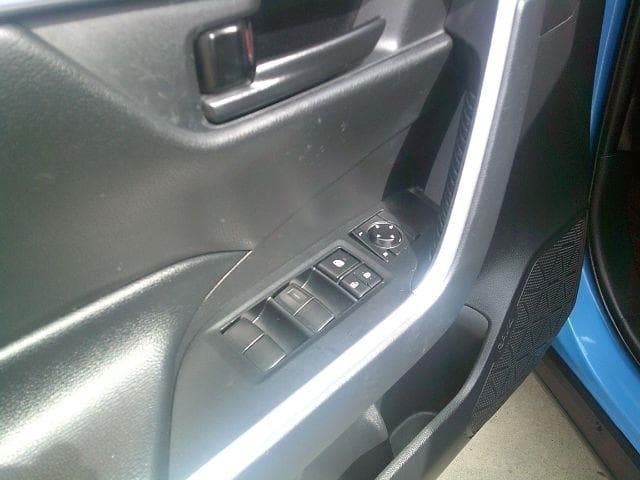 2019 Toyota RAV4 - Image 11