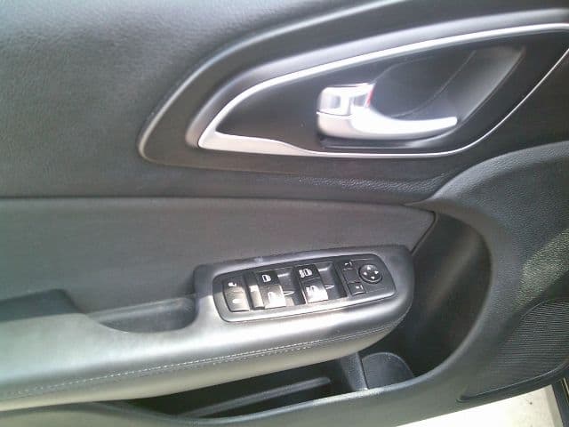 2016 CHRYSLER 200 - Image 11