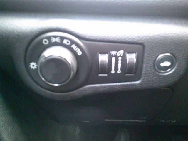 2016 CHRYSLER 200 - Image 12