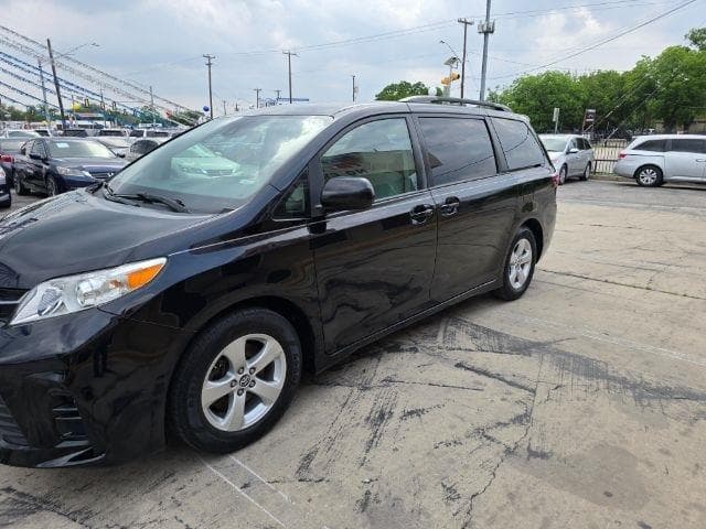 2018 Toyota Sienna - Image 1