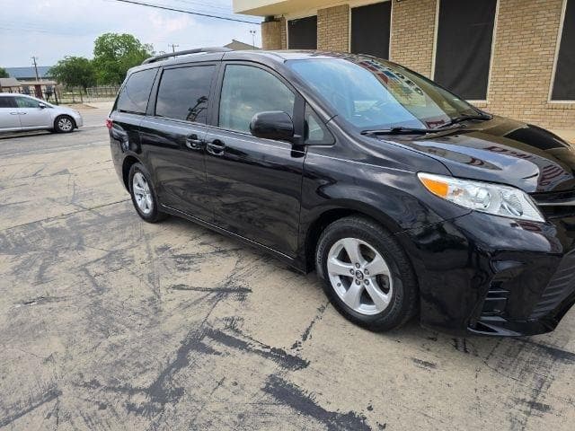 2018 Toyota Sienna - Image 2