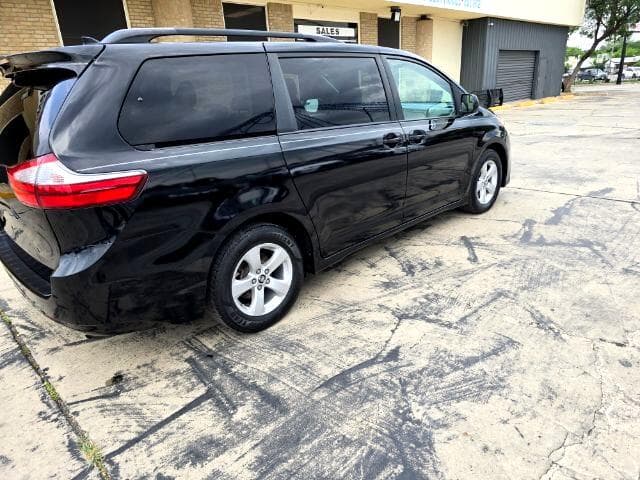 2018 Toyota Sienna - Image 3