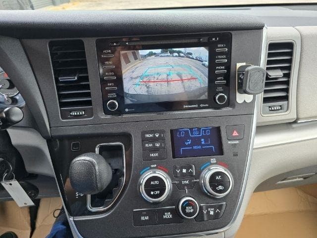 2018 Toyota Sienna - Image 13