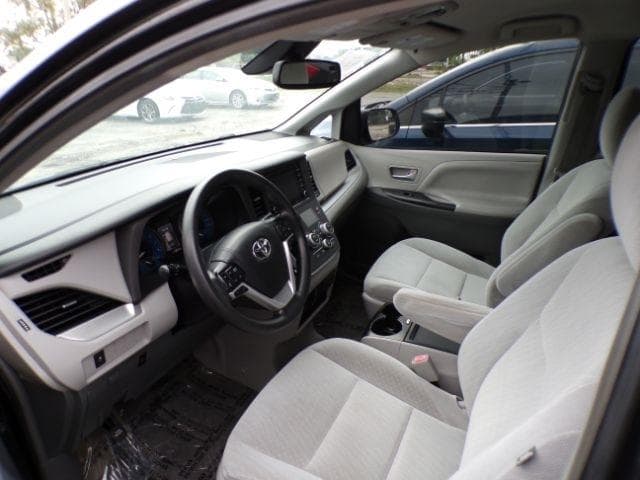 2018 TOYOTA Sienna - Image 3