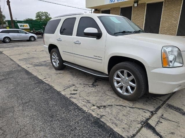 2013 GMC Yukon - Image 2