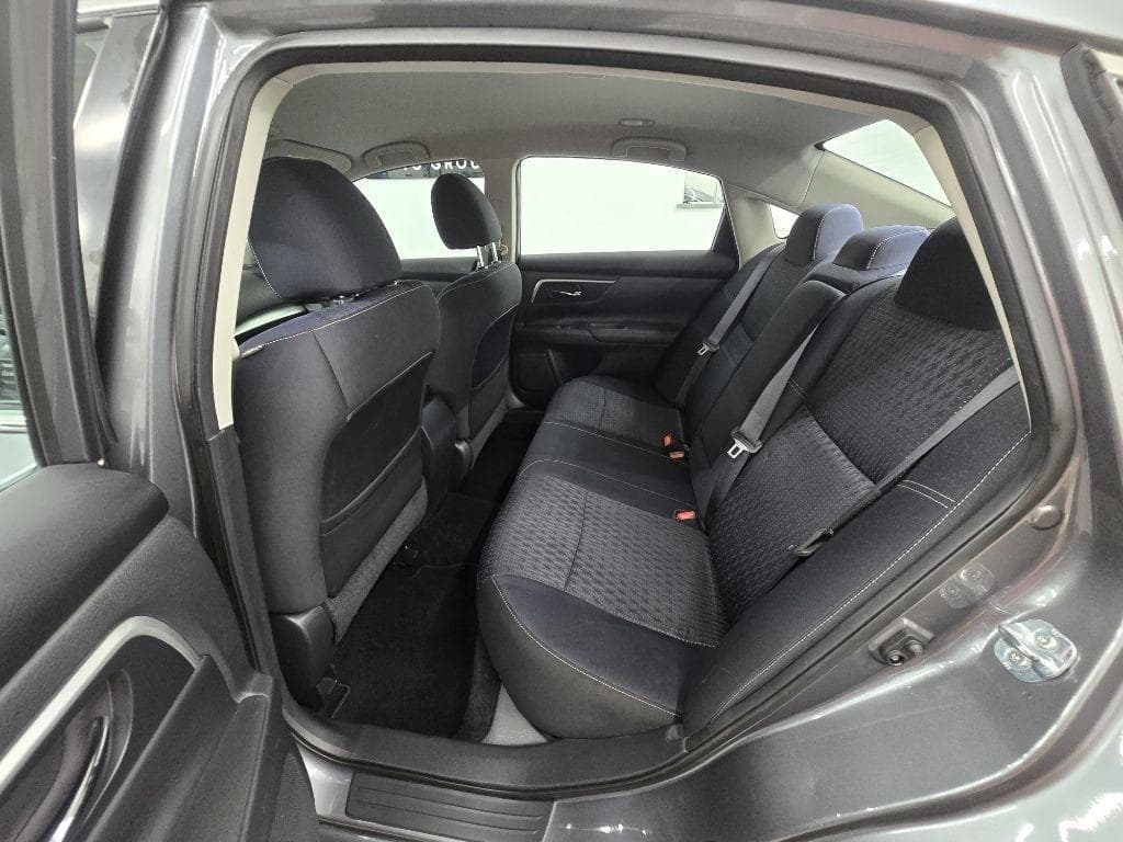 2017 NISSAN Altima - Image 10