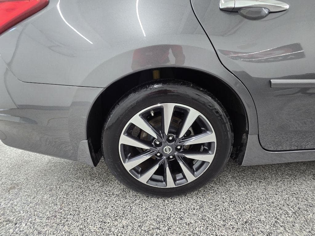 2017 NISSAN Altima - Image 24