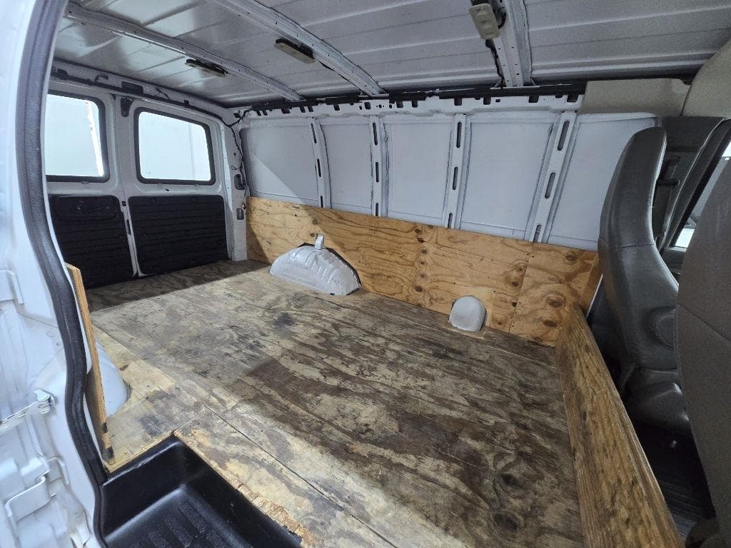 2019 Chevrolet Express - Image 15