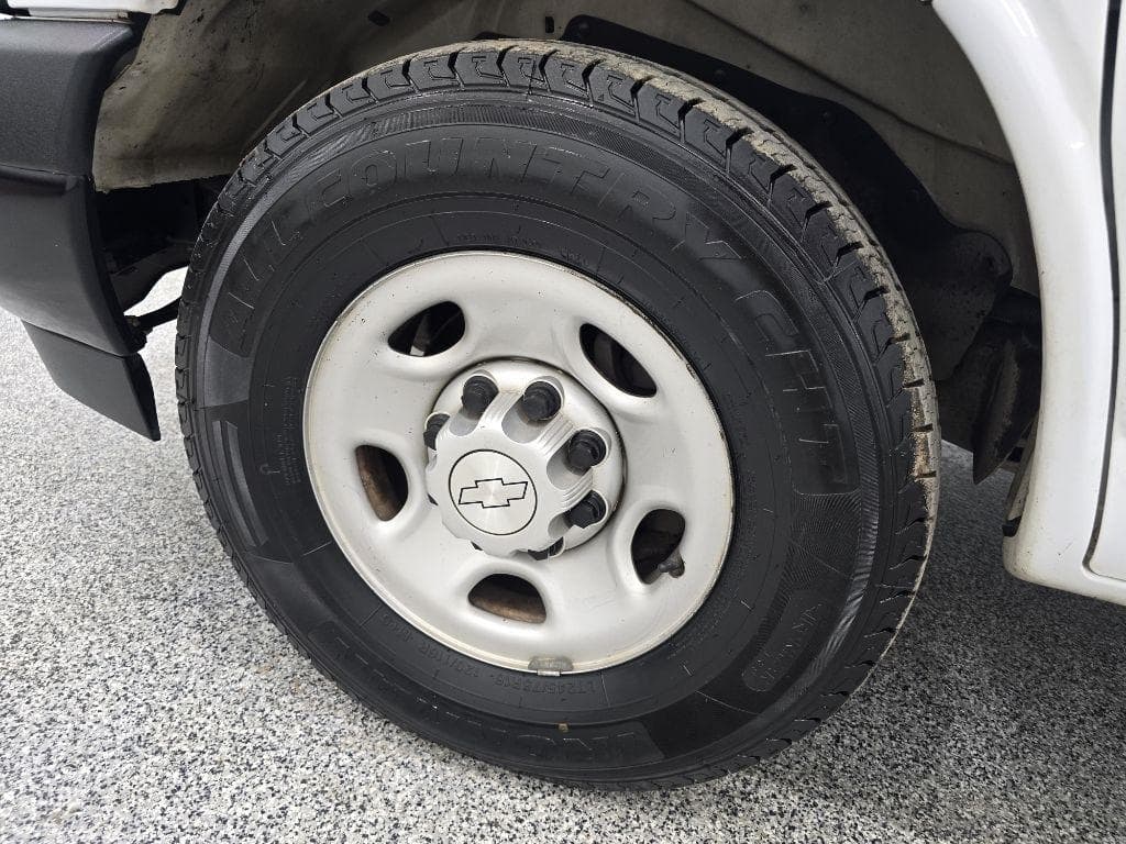 2019 Chevrolet Express - Image 23