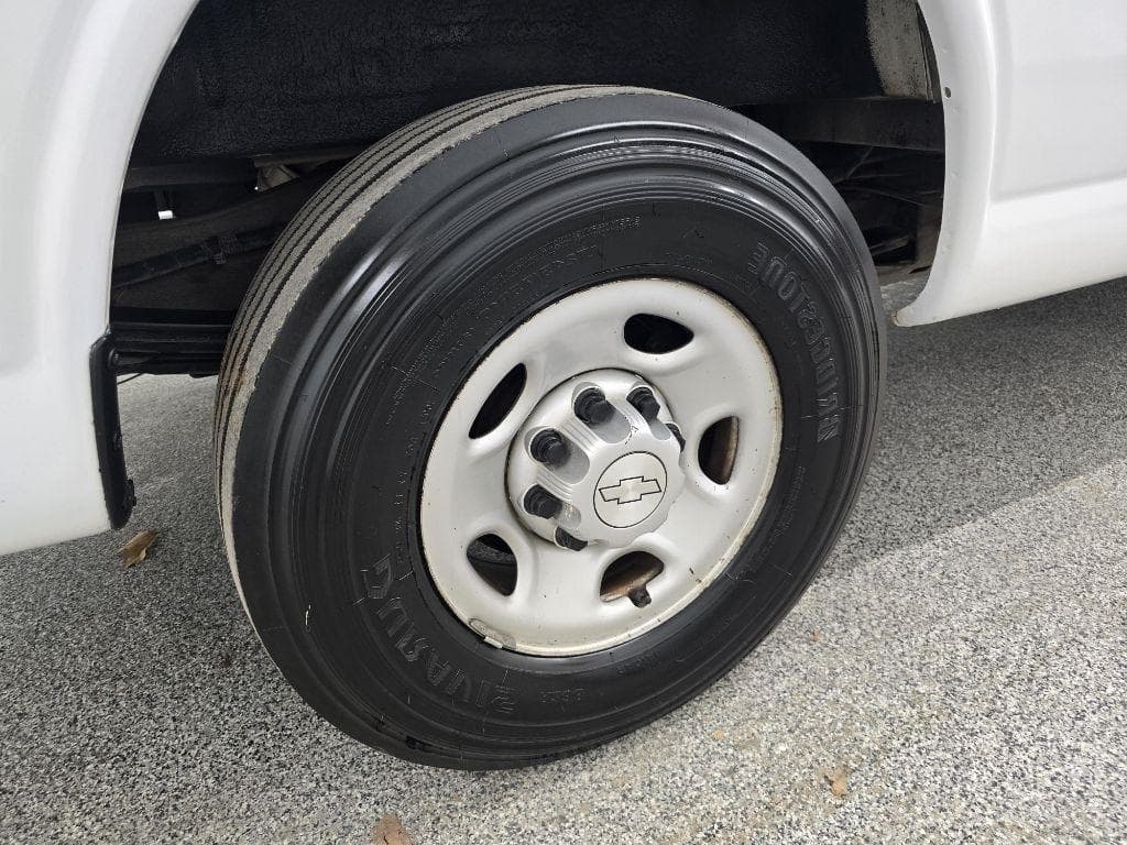 2019 Chevrolet Express - Image 25