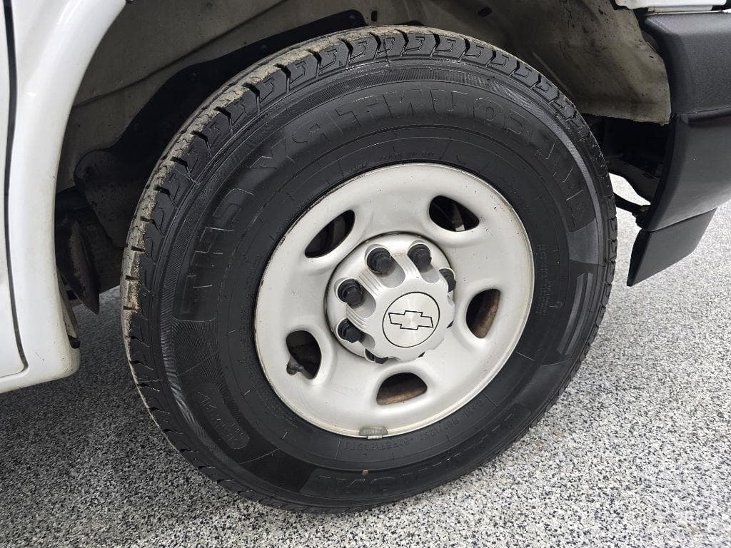 2019 Chevrolet Express - Image 26