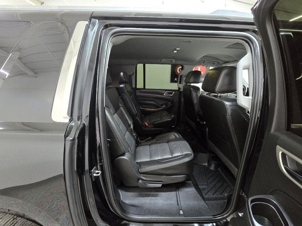 2020 GMC Yukon - Image 17