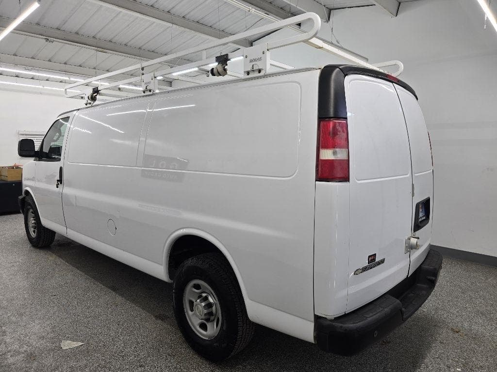 2017 CHEVROLET Express - Image 2