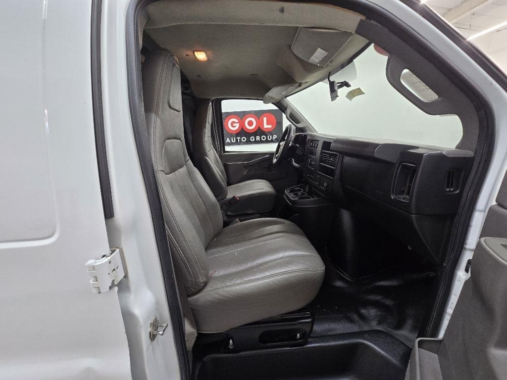 2017 CHEVROLET Express - Image 11