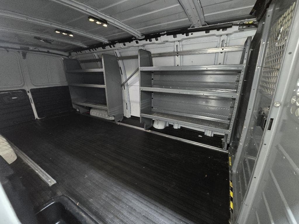 2017 CHEVROLET Express - Image 12