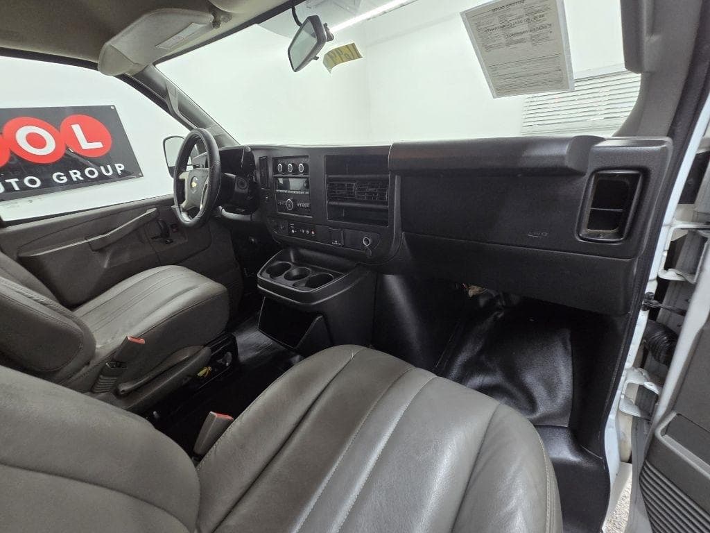 2017 CHEVROLET Express - Image 13