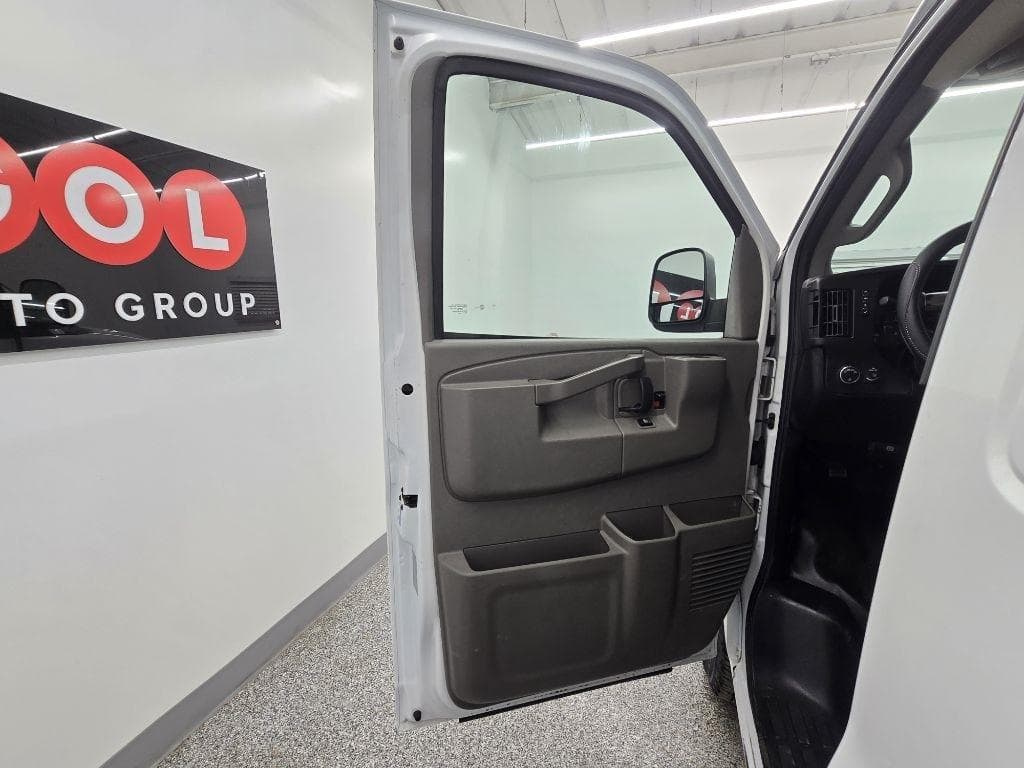 2017 CHEVROLET Express - Image 18