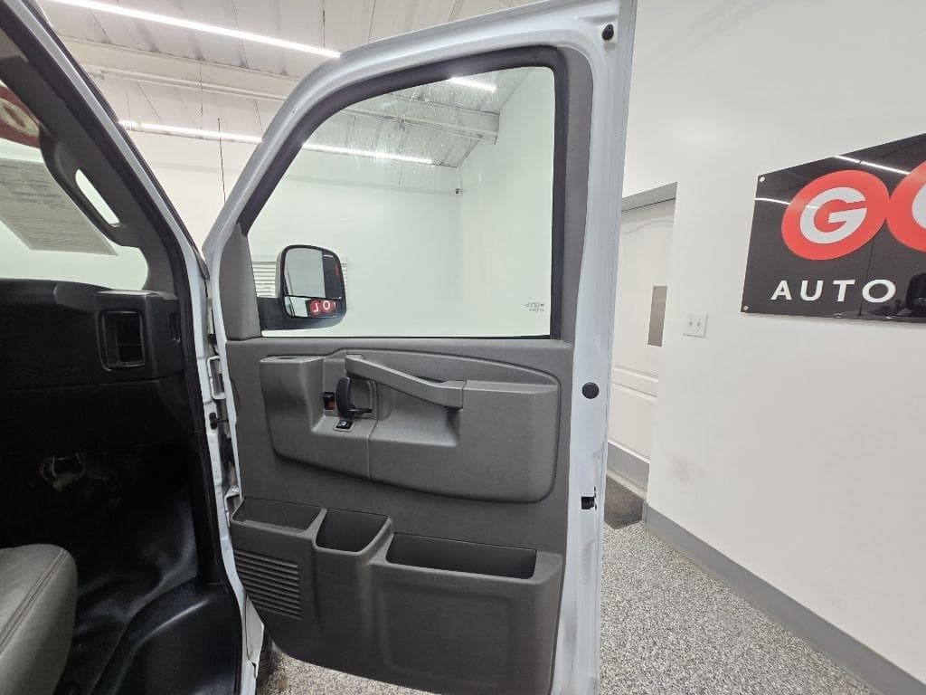 2017 CHEVROLET Express - Image 19