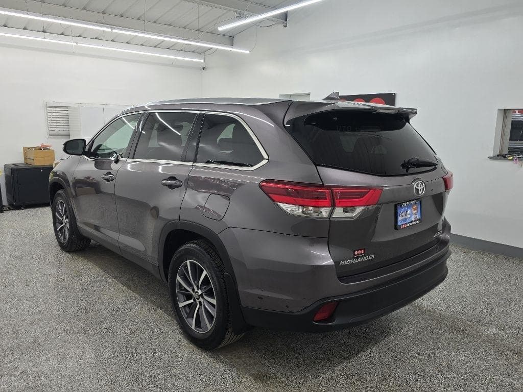 2019 TOYOTA Highlander - Image 2