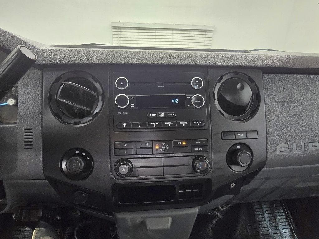 2011 FORD F-350 - Image 19