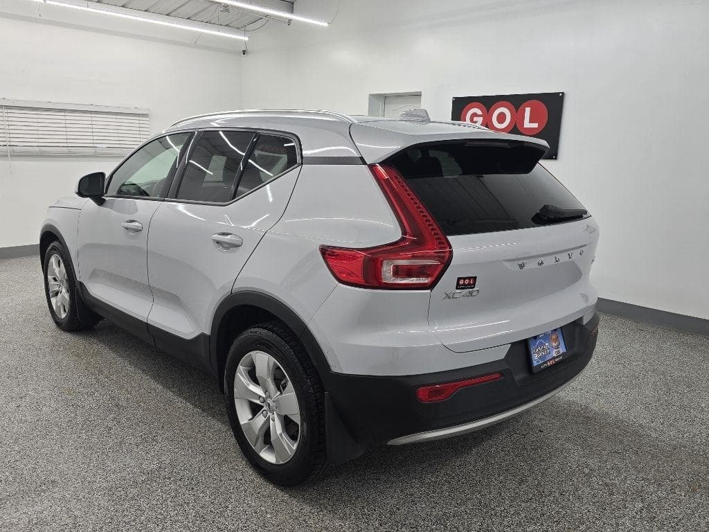 2021 VOLVO XC40 - Image 3