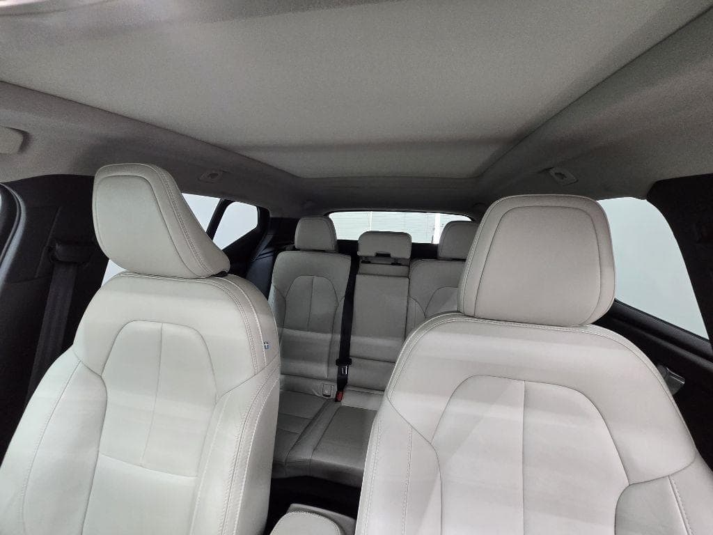 2021 VOLVO XC40 - Image 8
