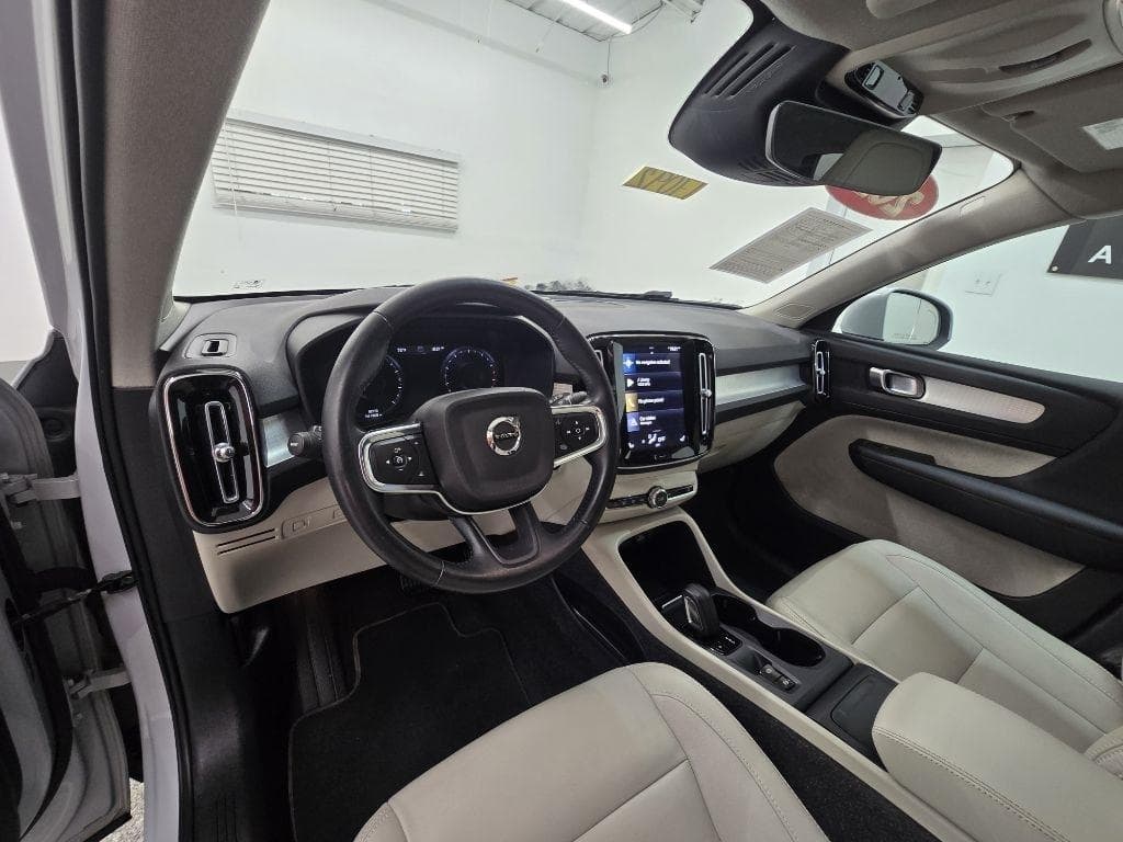 2021 VOLVO XC40 - Image 9