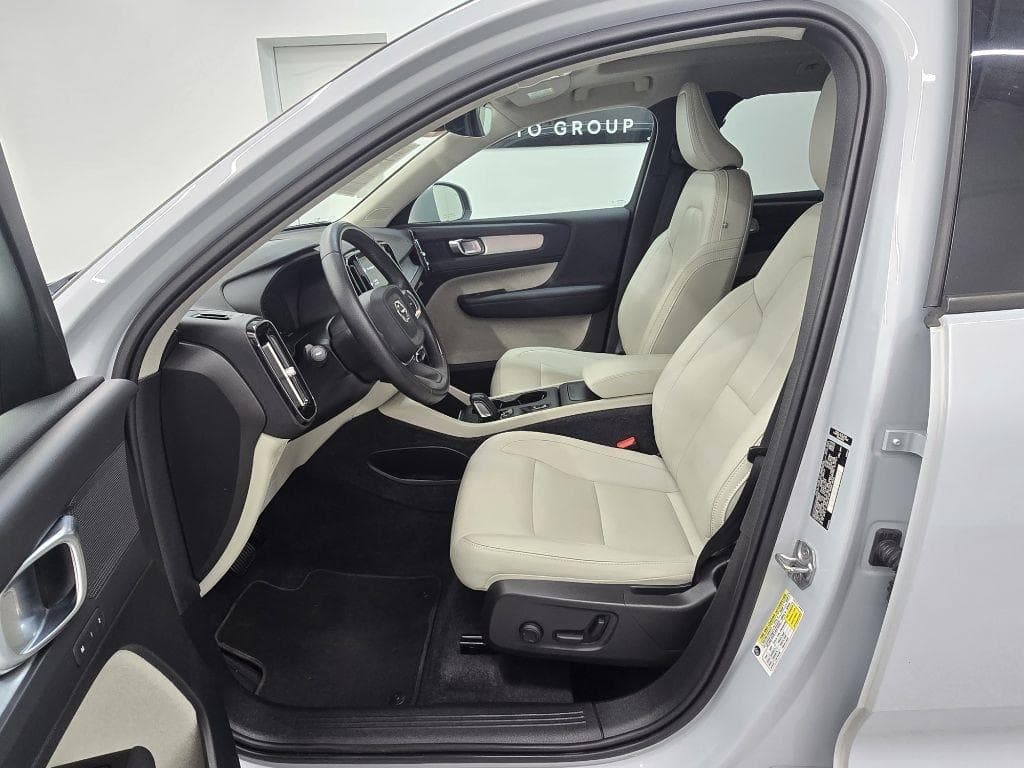 2021 VOLVO XC40 - Image 11