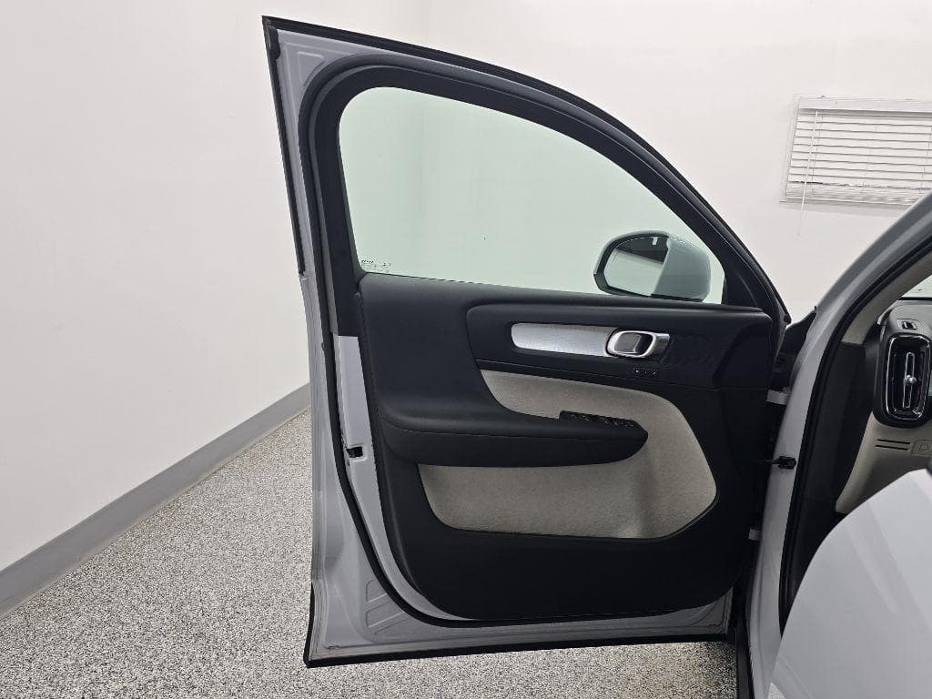 2021 VOLVO XC40 - Image 25