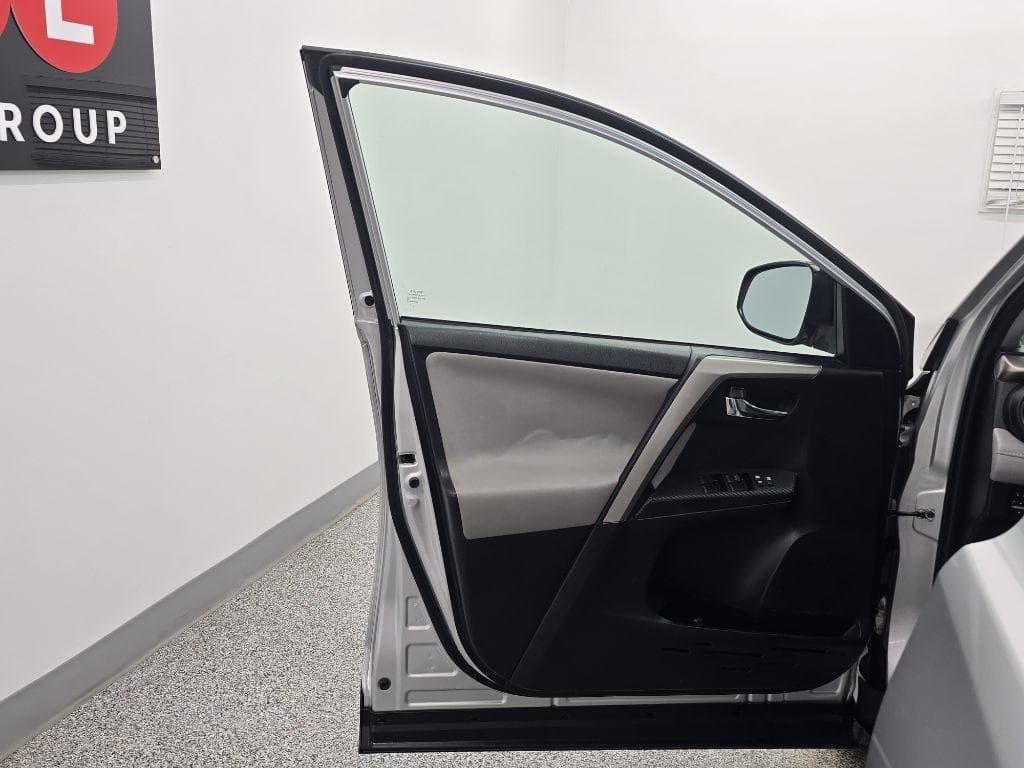 2015 TOYOTA RAV4 - Image 25