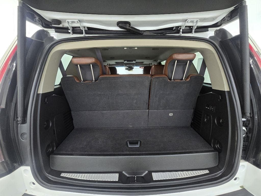 2016 CADILLAC Escalade - Image 18
