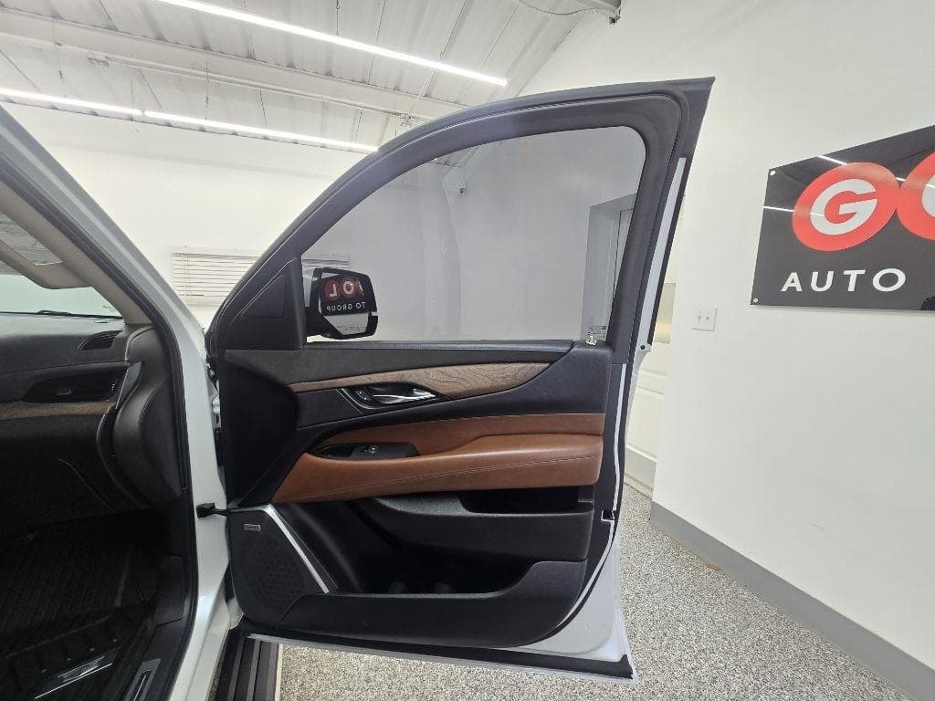 2016 CADILLAC Escalade - Image 31