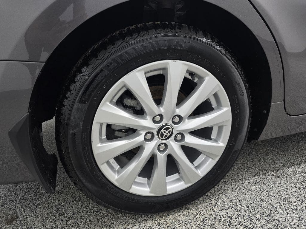 2020 TOYOTA Camry - Image 32