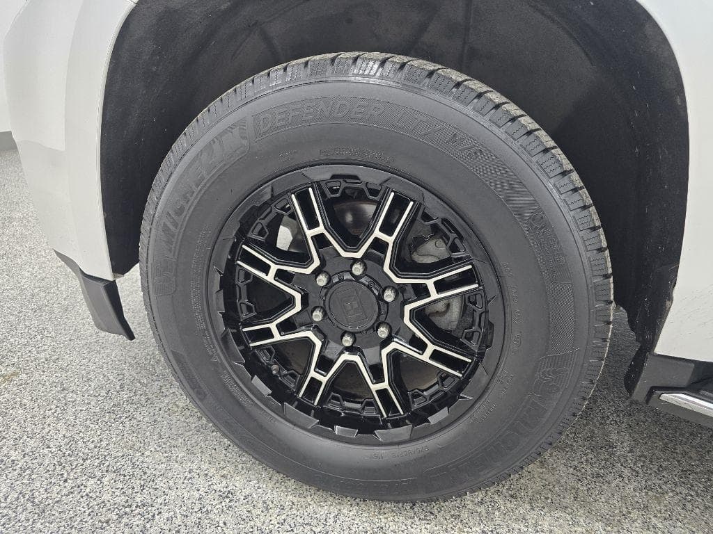 2017 GMC Yukon - Image 32