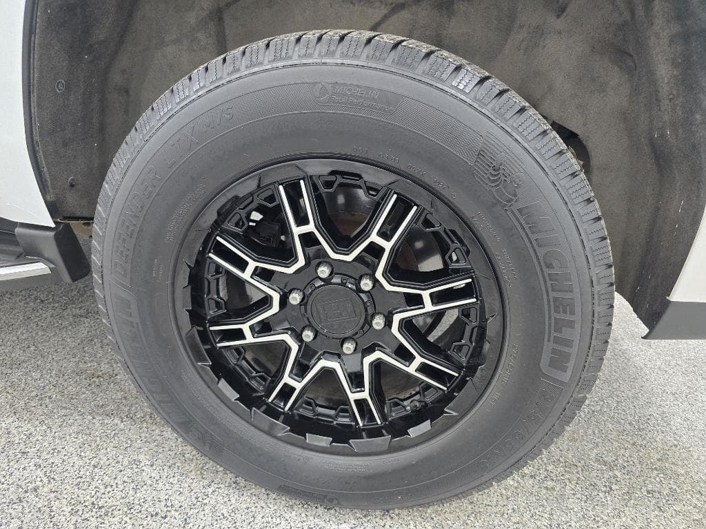 2017 GMC Yukon - Image 33