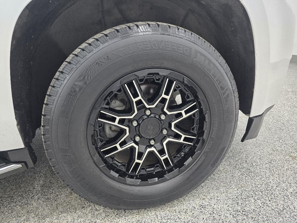 2017 GMC Yukon - Image 35