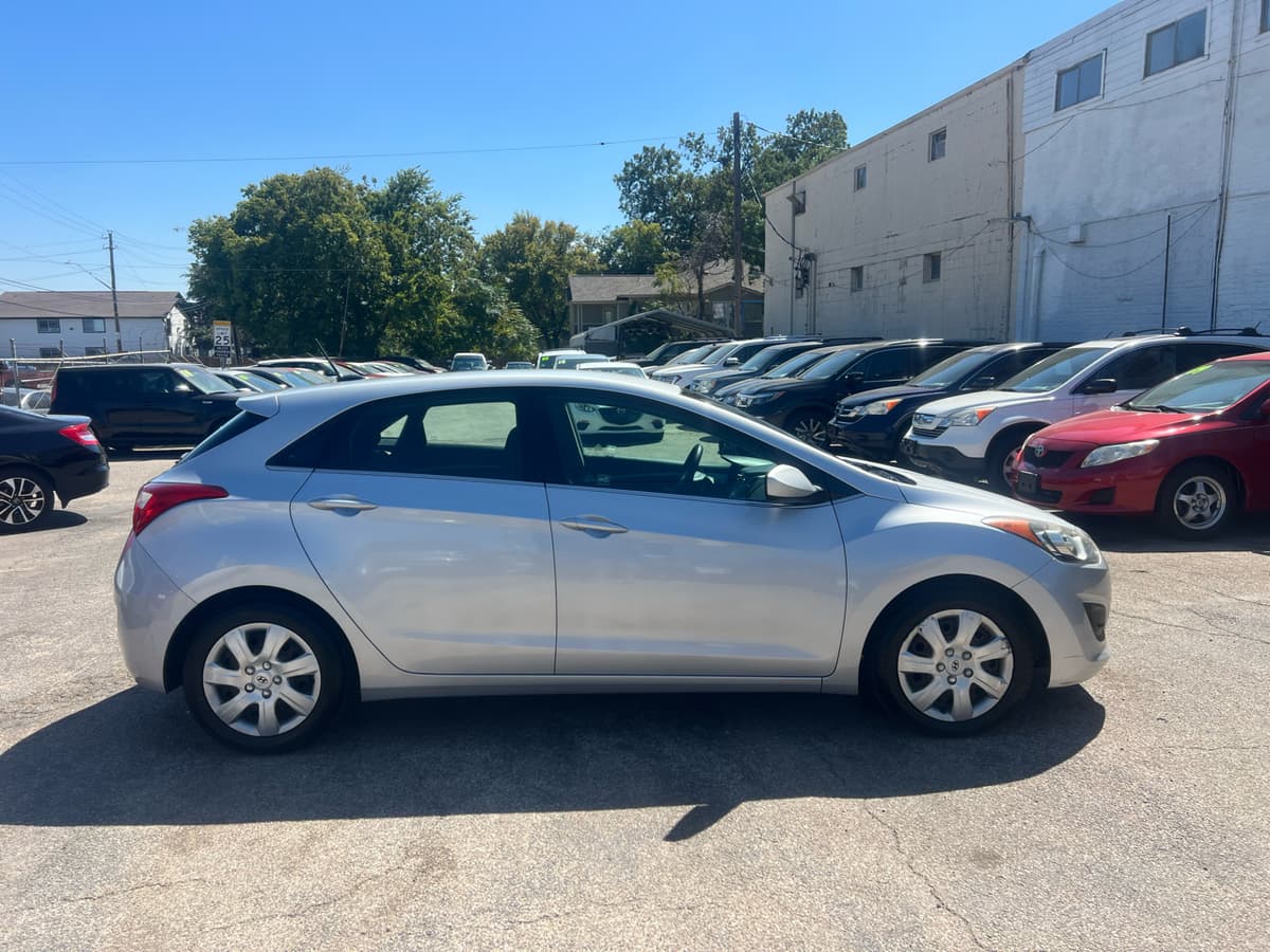 2016 Hyundai Elantra - Image 2