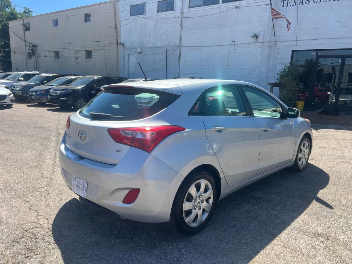 2016 Hyundai Elantra - Image 3