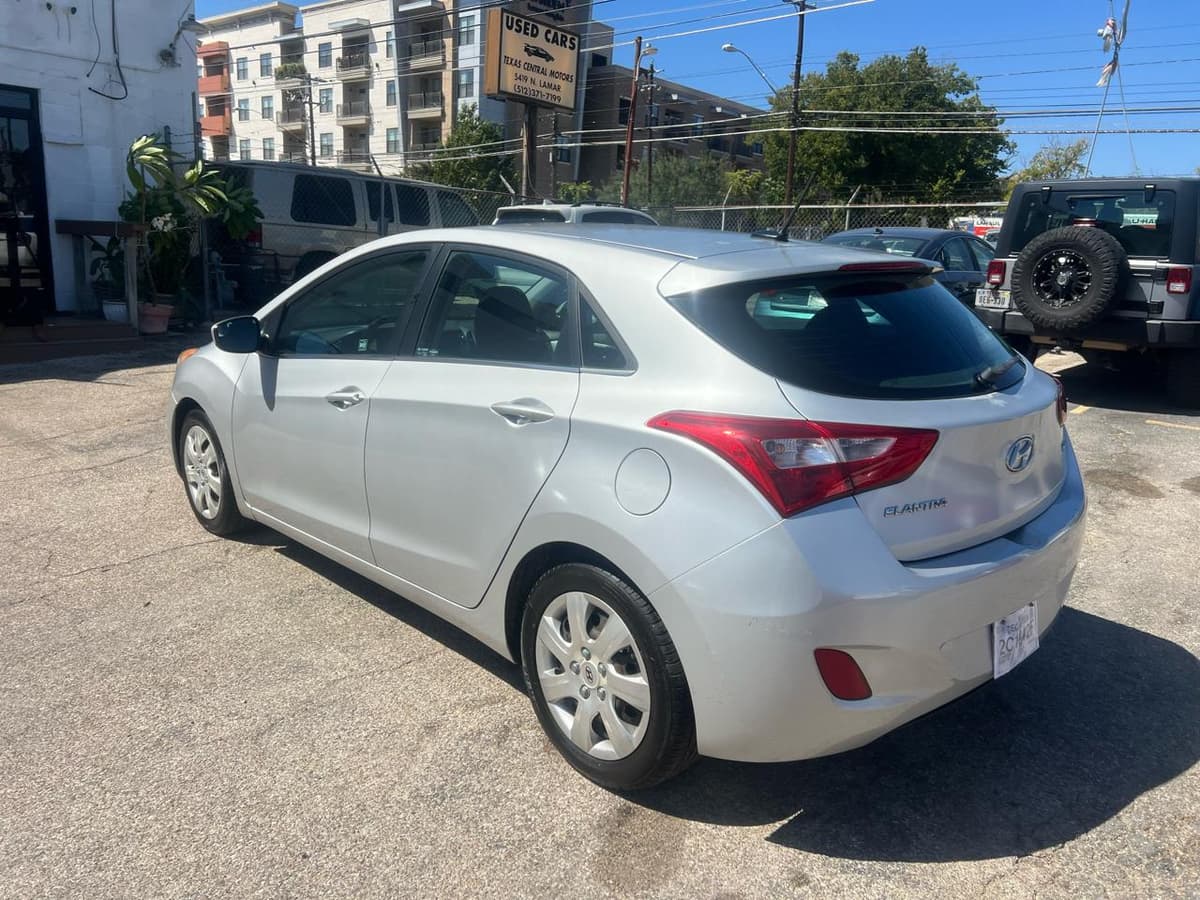 2016 Hyundai Elantra - Image 5