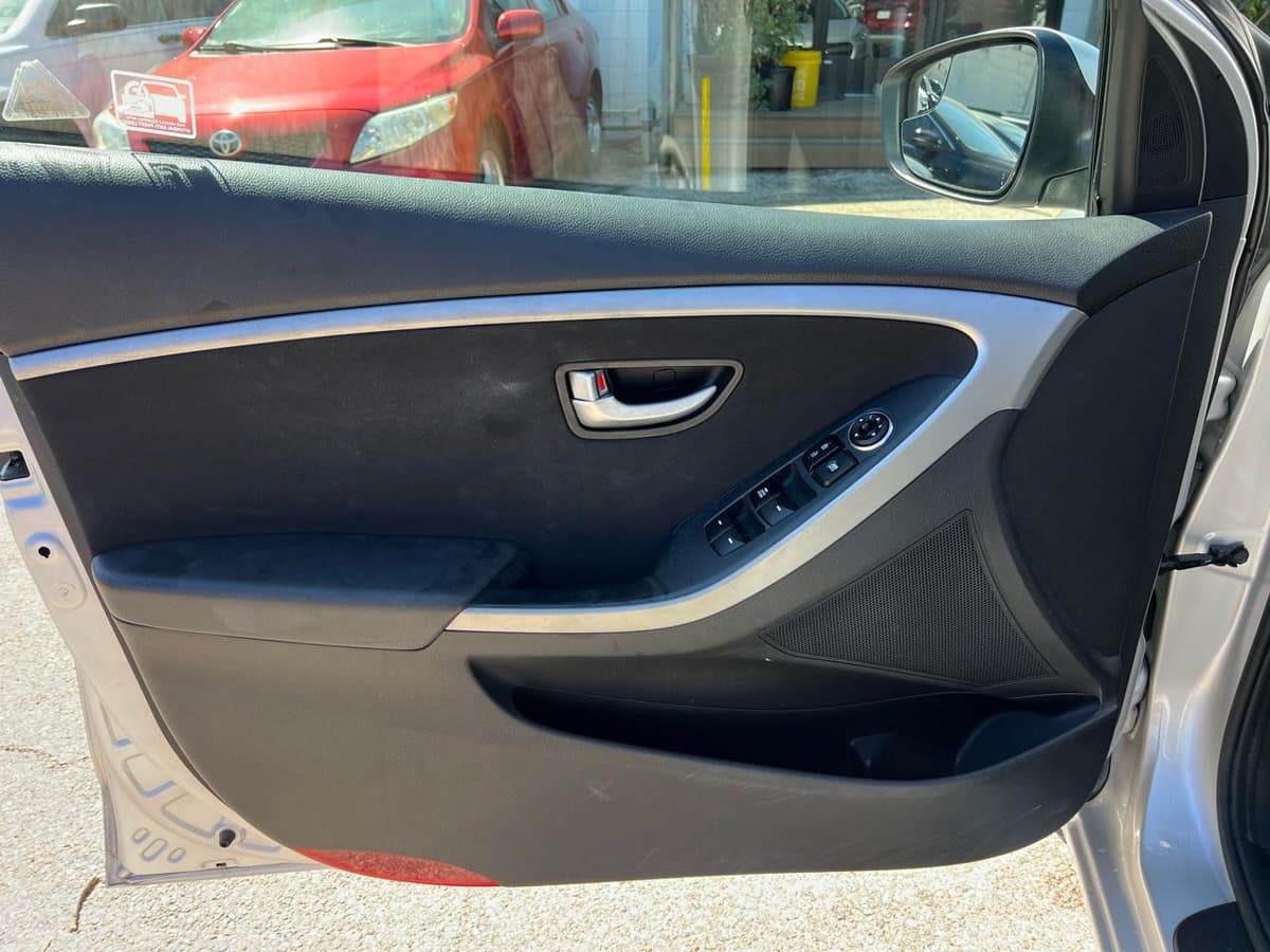 2016 Hyundai Elantra - Image 9