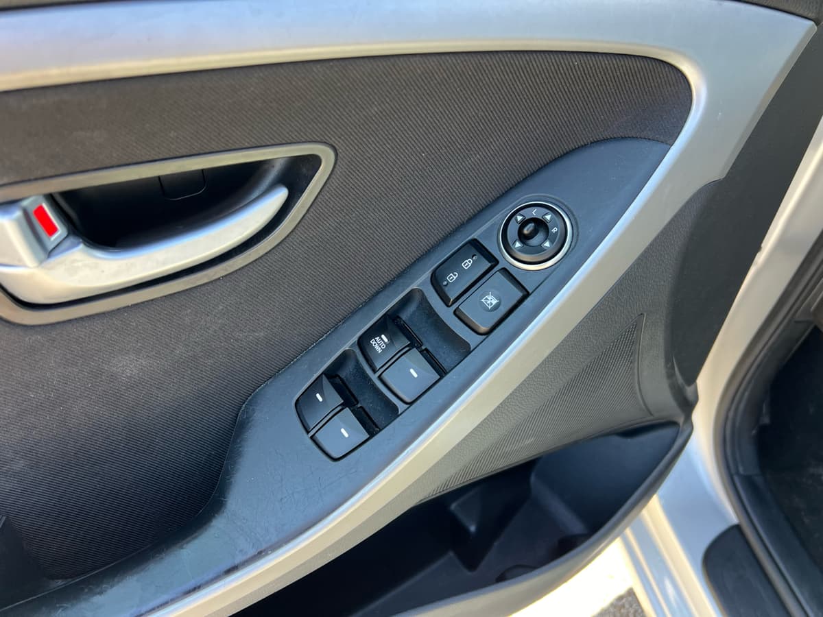 2016 Hyundai Elantra - Image 10