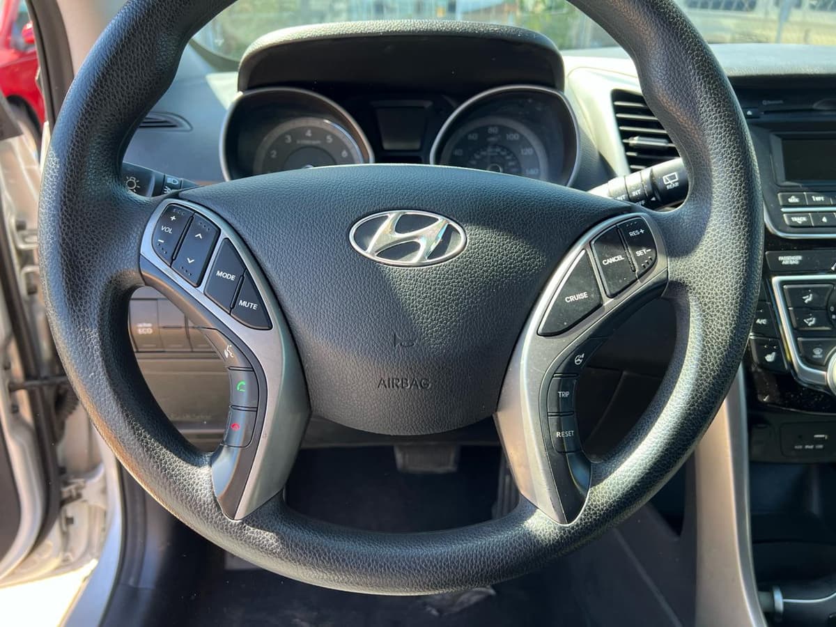 2016 Hyundai Elantra - Image 11