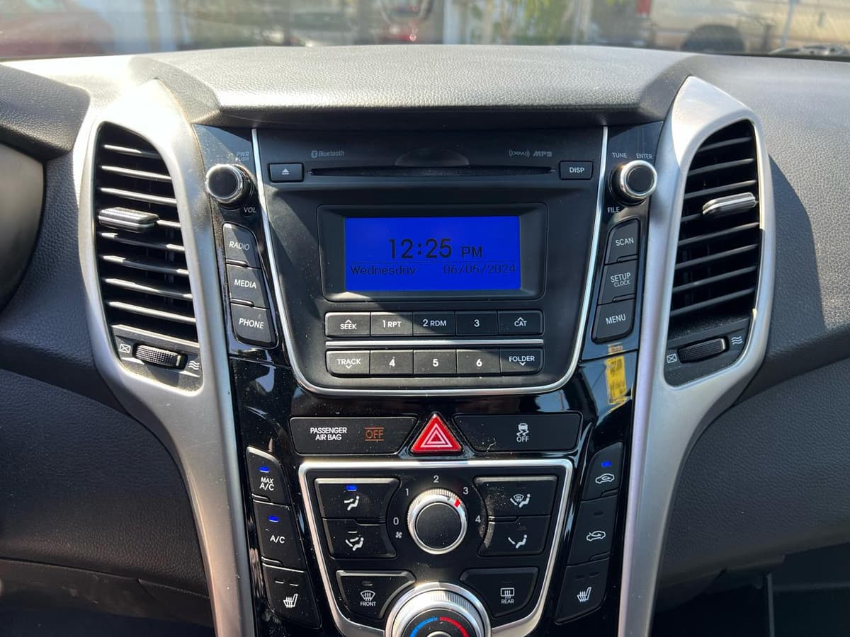 2016 Hyundai Elantra - Image 12