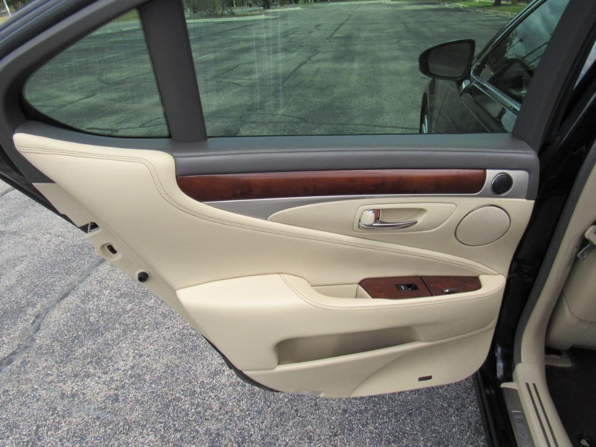 2014 Lexus LS - Image 9