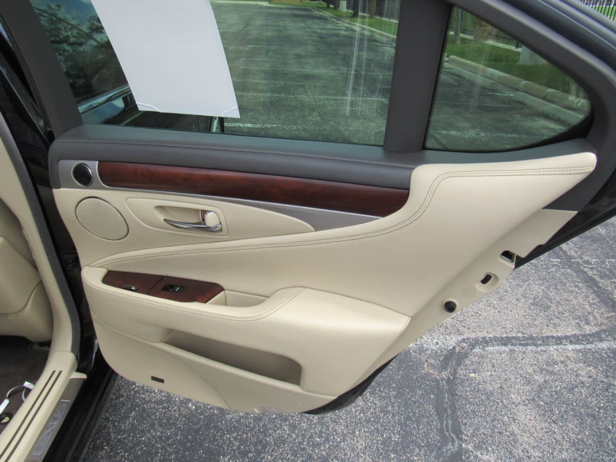 2014 Lexus LS - Image 10