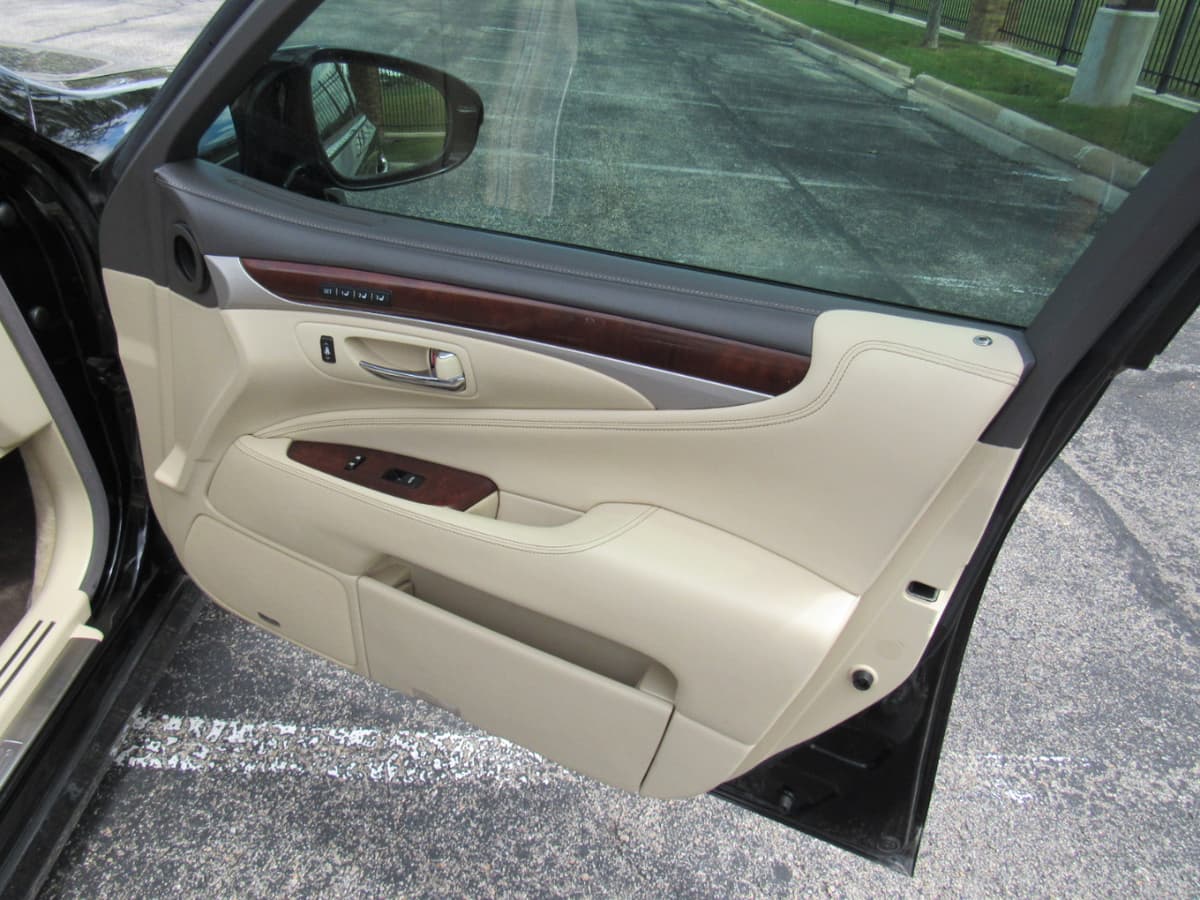 2014 Lexus LS - Image 11