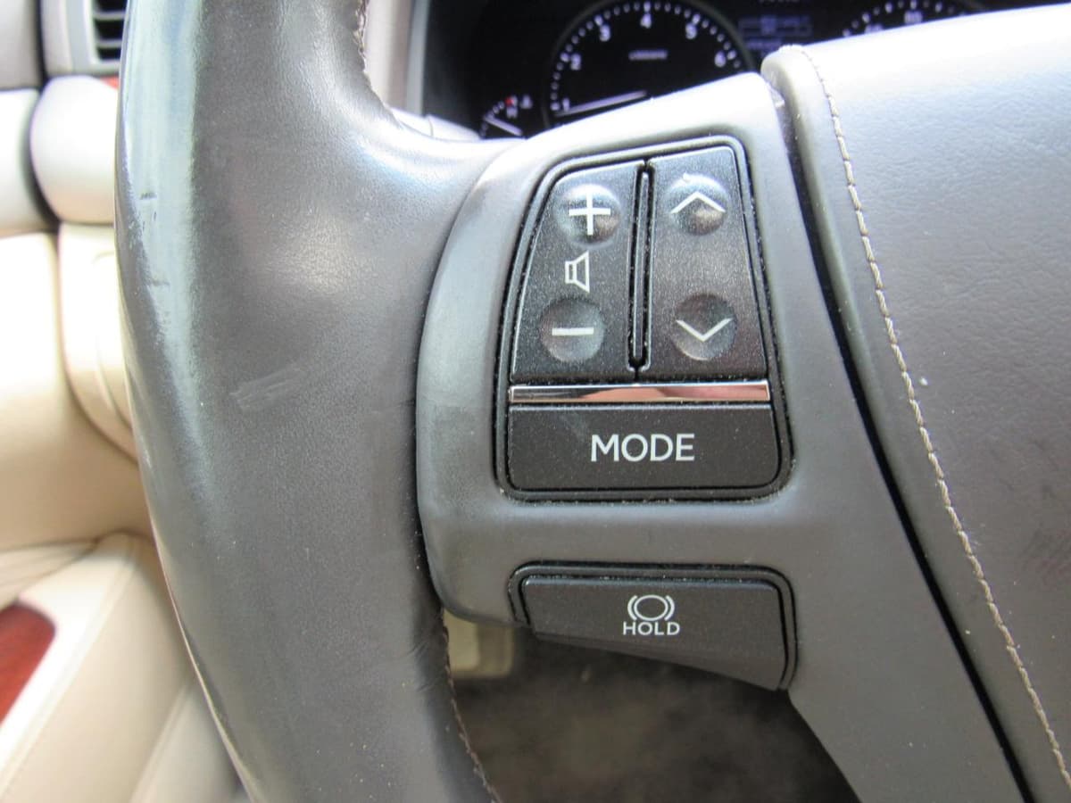 2014 Lexus LS - Image 28