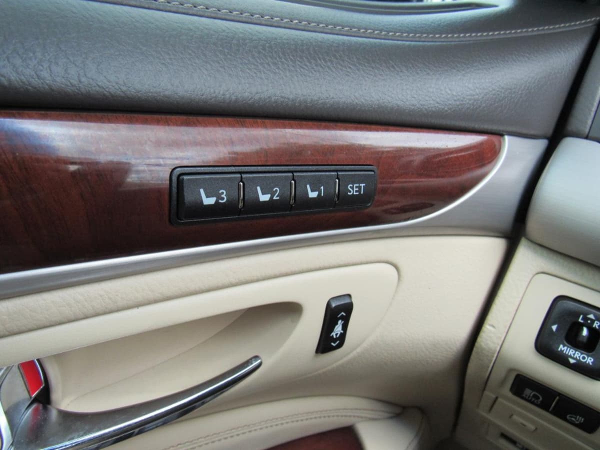 2014 Lexus LS - Image 31