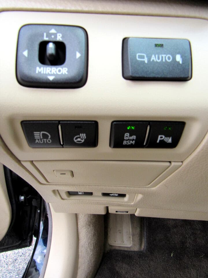 2014 Lexus LS - Image 33